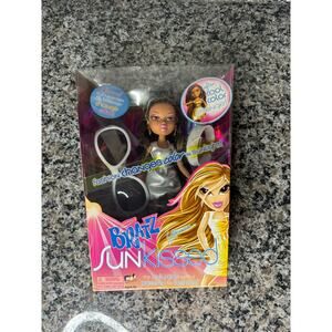 Bratz Sun Kissed Yasmin Color Changing Doll MGA Entertainment in box vintage